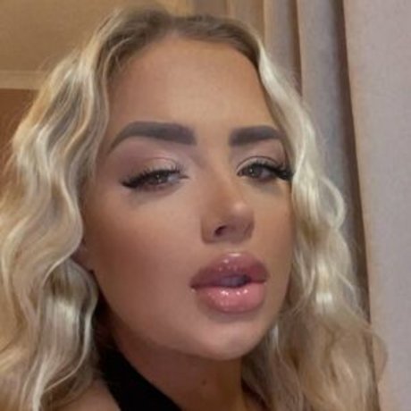 Leoni Tongue model beautiful photos