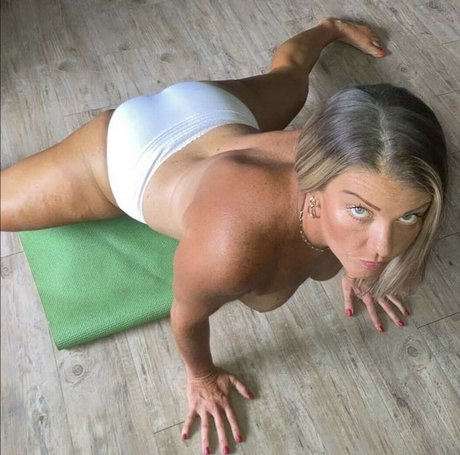 Ms SweetT model picture