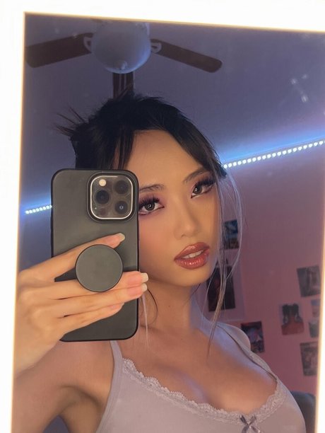 Chael dot model nude pic