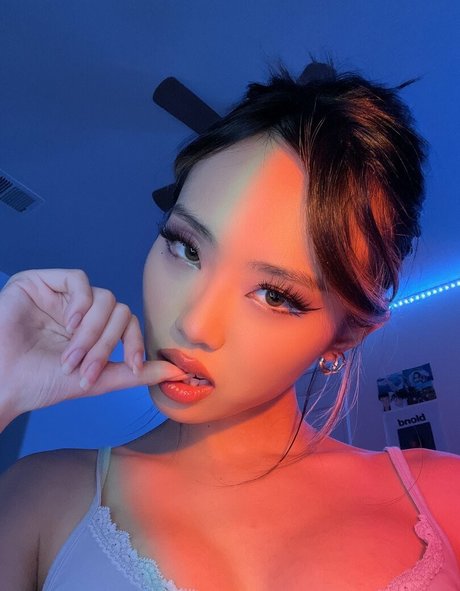 Chael dot model top pics