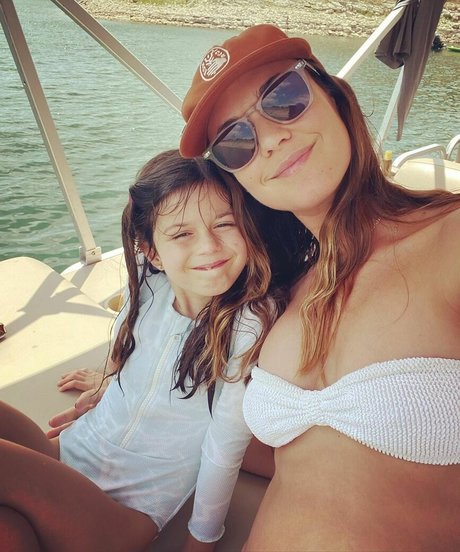 Odette Annable model sexy img