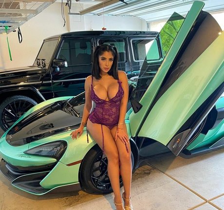 thaliamcix model naked picture