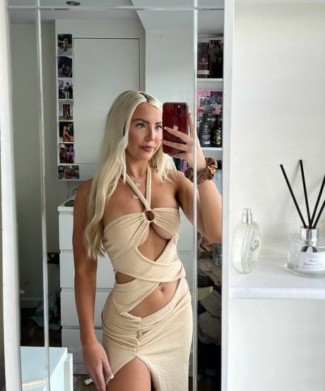 Beth Tucker hot actress galleries