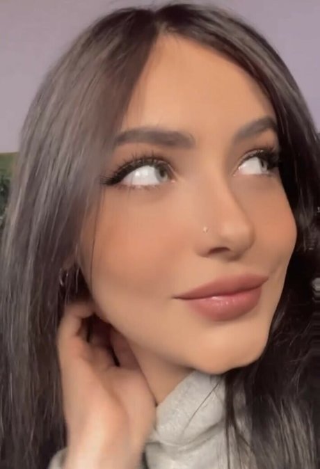 MarieMoone pretty pornstar img