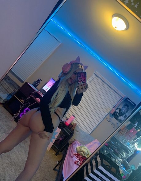 Dezzyikez erotic star pic