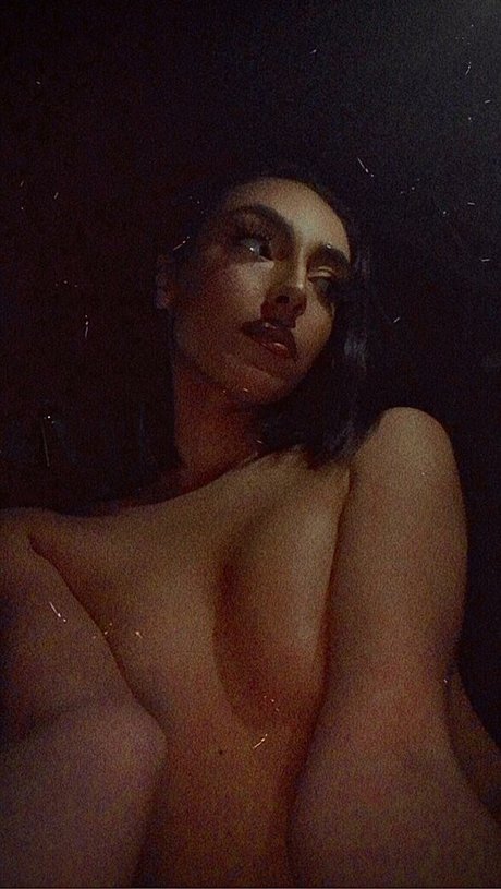 laydinaxx exclusive model image