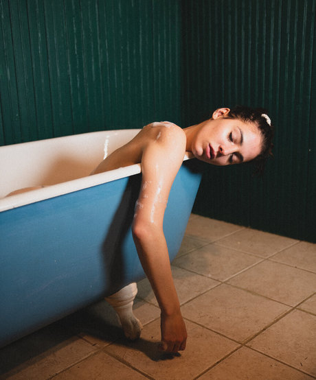 Jjuuulless model pictures