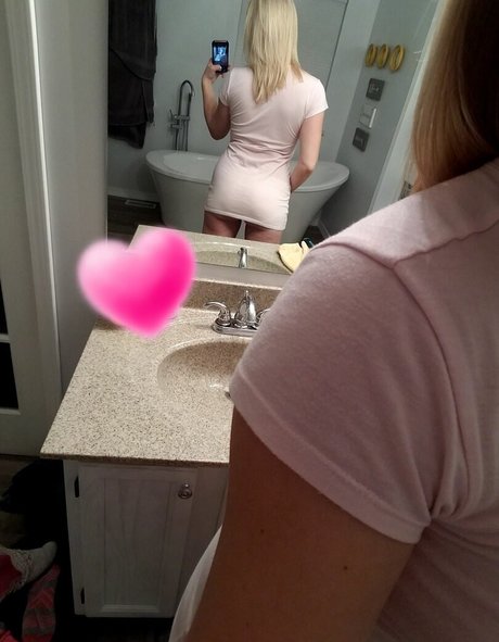 Grabymyneckk model nude pics