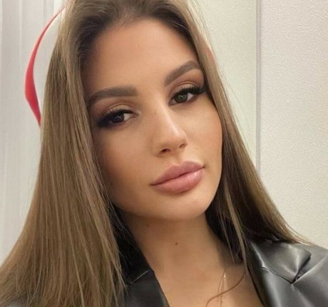 Queen Woo adult model img