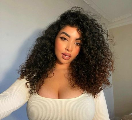 baadsaby high quality model images