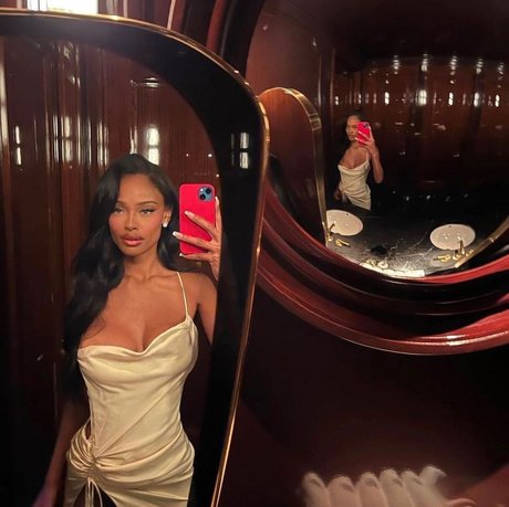 Vinetria model hot img