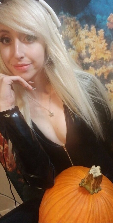 Moon IRL exclusive pornstar galleries