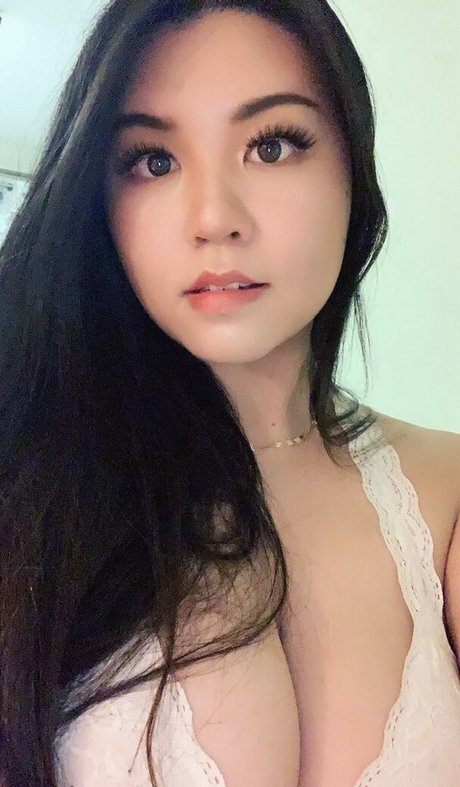 Windellia hot model img