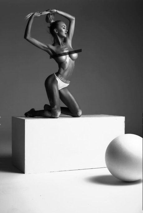 Julia Dybowska model naked gallery