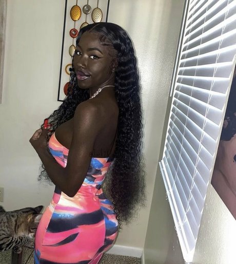 Cyn Kaine model hot photo