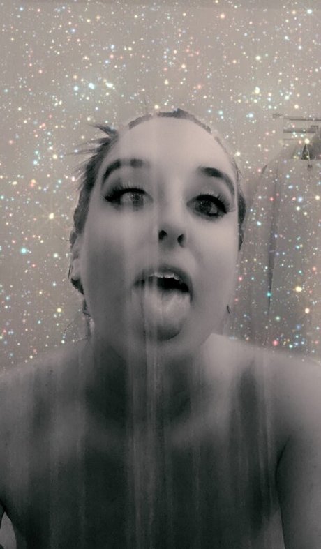 Twins Clever Clover nudes model pic