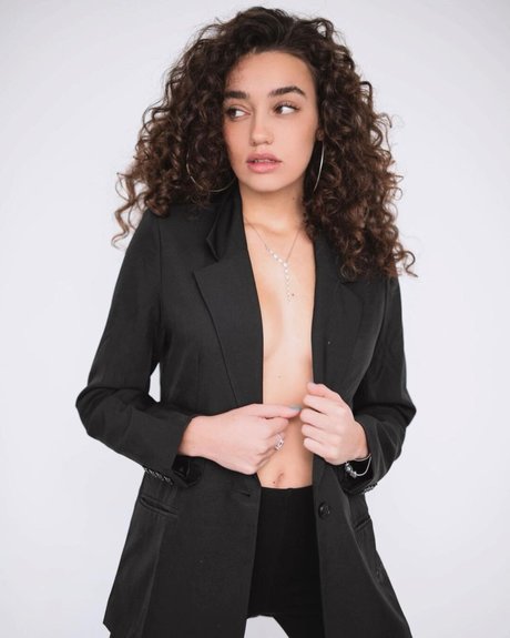 Liraz Nomdar pornstar naked archive