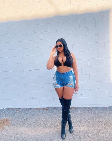 iLLi y model picture