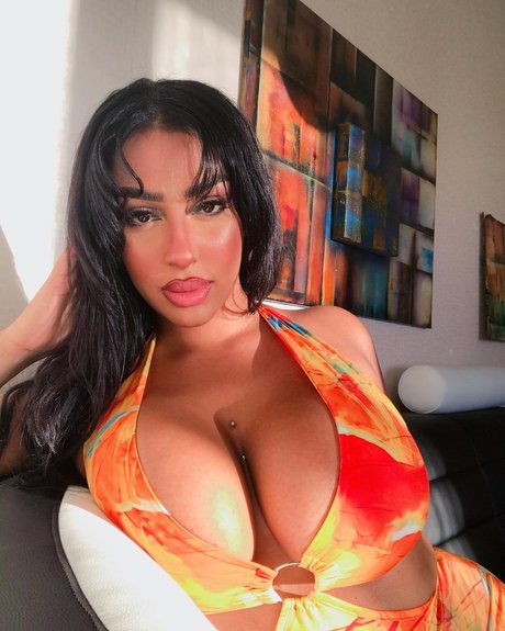 iLLi y erotic actress gallery