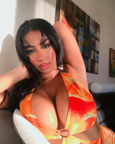 iLLi y hot actress images