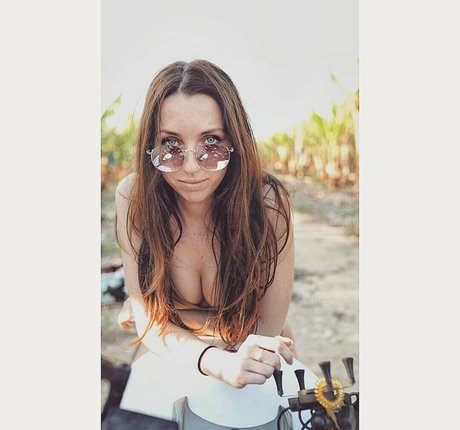 Liza Alt nude star pictures