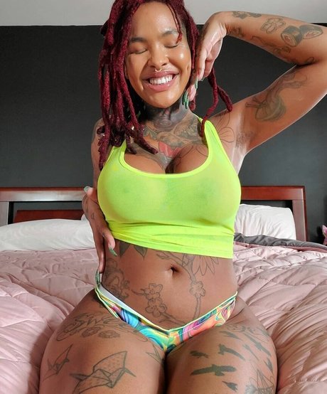 Diandra Janelle Rose model photo