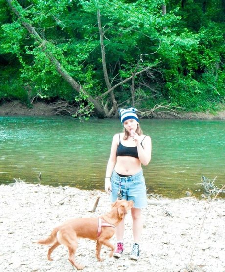 Maisy Stella adult model pic