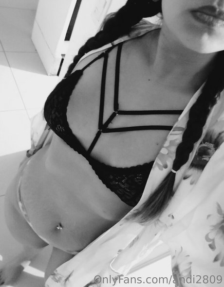 laveci28 model naked gallery