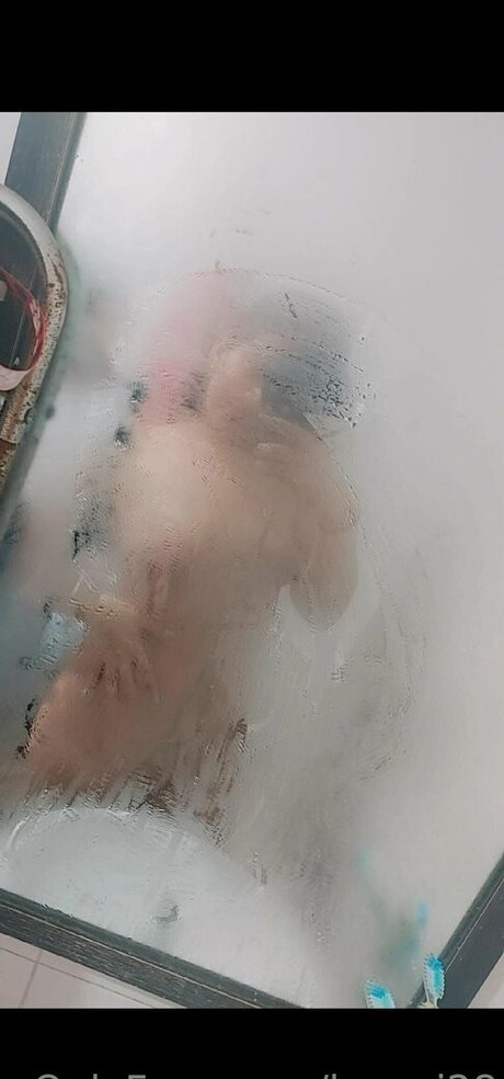 laveci28 pornstar naked pic