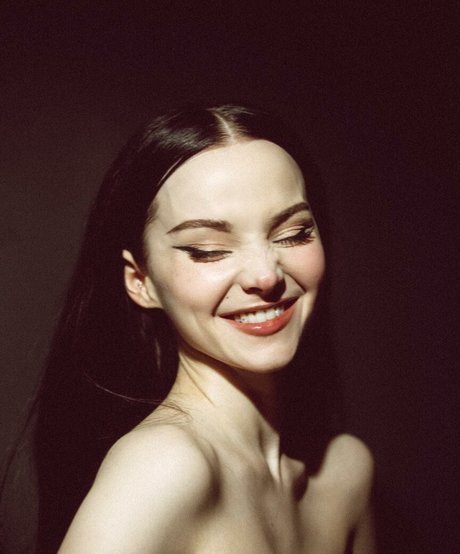 Dove Cameron hd model image