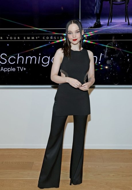 Dove Cameron model best pics