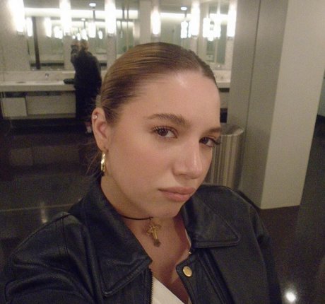 Mackenzie Ziegler model galleries