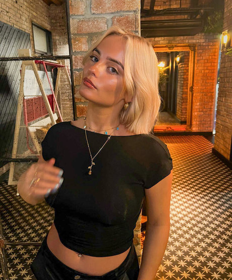 Millie Gibson art model img