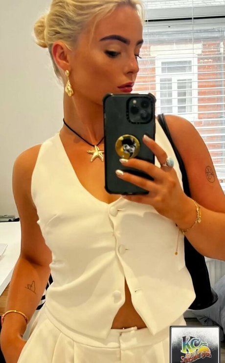 Millie Gibson high quality star photo