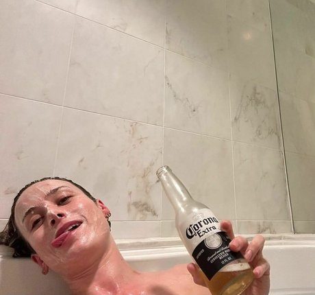 Brie Larson star naked pics