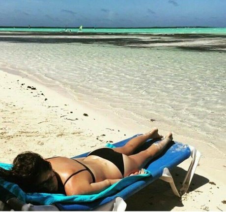 Shelley Hennig xxx star photos