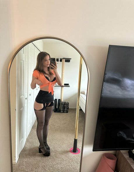 lilvegankitten model hot image