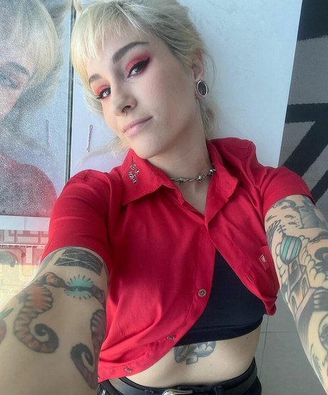 Mariana Ayres art model gallery