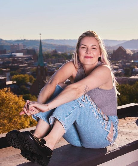 Renee Paquette model top image