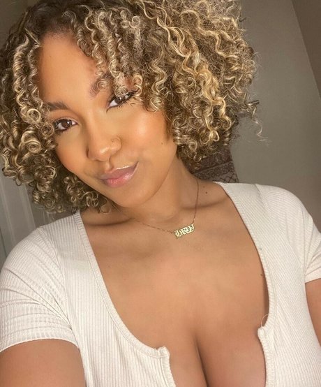 Parker McKenna Posey model beautiful photo