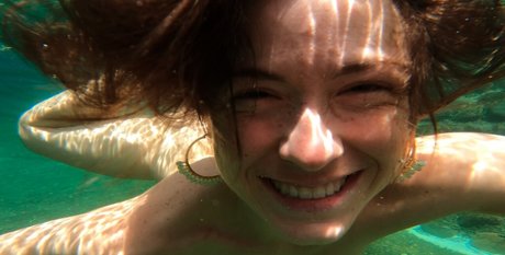 Naomi Wildman star erotic pics