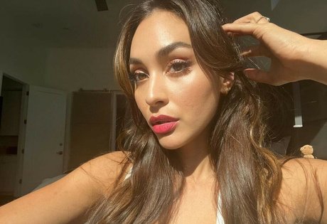 Lindsey Morgan xxx model photos