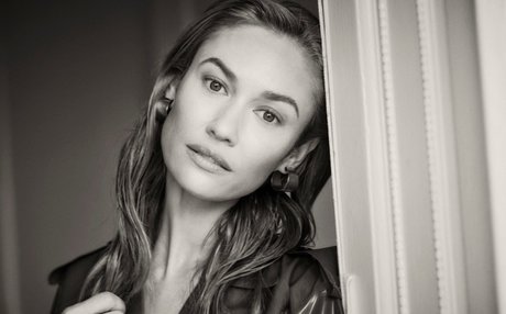 Olga Kurylenko star free images