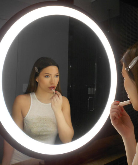 Julia Kelly nude actress galleries