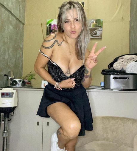 Dani Botan model adult img