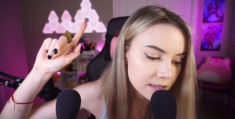 Dizzykitten erotic model photo