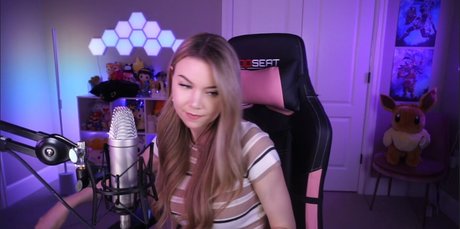 Dizzykitten nudes model picture