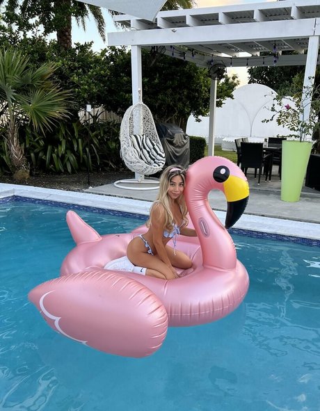 Roxannesimz pornstar adult gallery