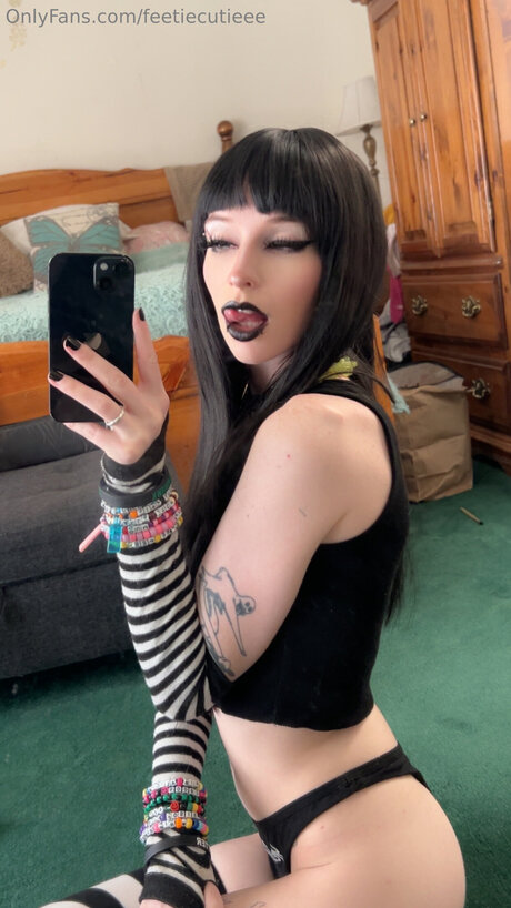 feetiecutieee model image