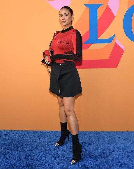 Shay Mitchell nice model img